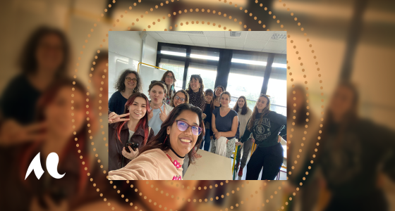 des &eacute;tudiants dans une salle de classe prennent la pose pour la photo