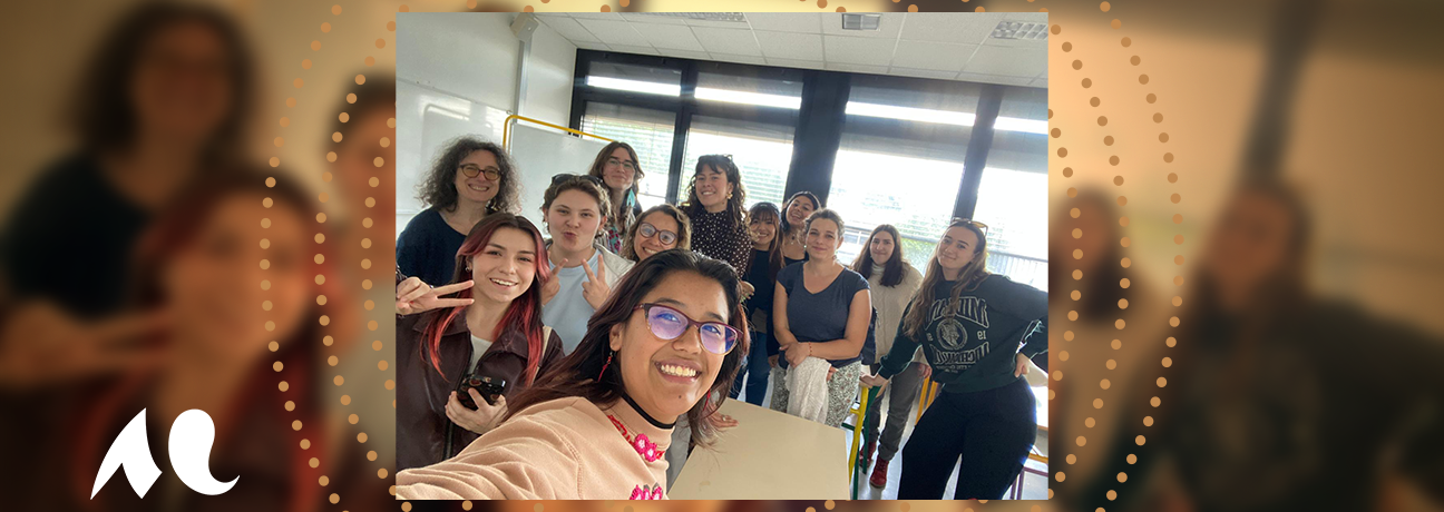 des &eacute;tudiants dans une salle de classe prennent la pose pour la photo